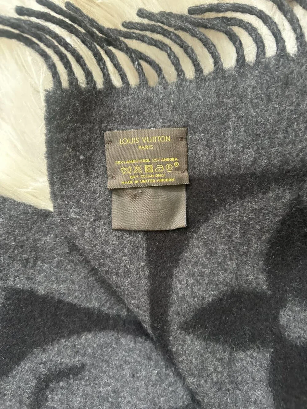 Louis Vuitton Black & Gray Echarpe Cardiff Scarf